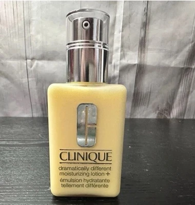 Clinique 0412295927144 Loción hidratante con bomba dramáticamente diferente Foto 1 de 4