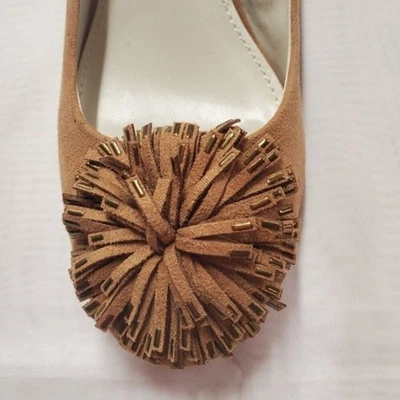 Zapatos versátiles Anne Klein iflex Happy Toffee gamuza pompón sin cordones tacón bloque Foto 1 de 4