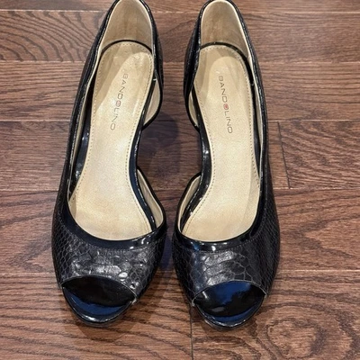 Zapatos de salón Bandolino para mujer talla 7,5 M charol negro piel de serpiente punta abierta Foto 1 de 4