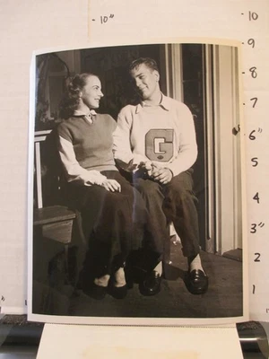 Foto del programa de televisión CBS 1949 WESLEY Donald Devlin Jack Ayers Joy Reese tomados de la mano Foto 1 de 2