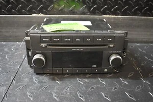 09 - 2011 Jeep Liberty AM FM CD MP3 Stereo Radio Receiver 05091113AC - Foto 1 di 4