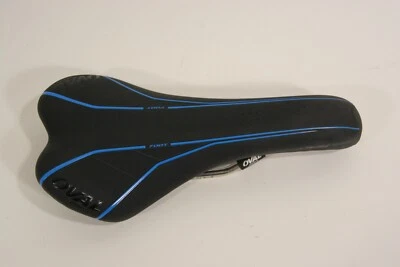 Oval Concepts 700T Triathlon Saddle 135 x 260 mm ChroMo/Ti Rails Black & Blue - Image 1 of 2