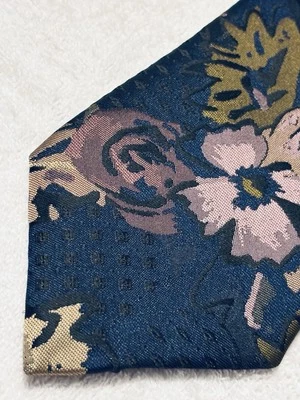 Nueva corbata floral con estilo de Aitenne Aigner Foto 1 de 3