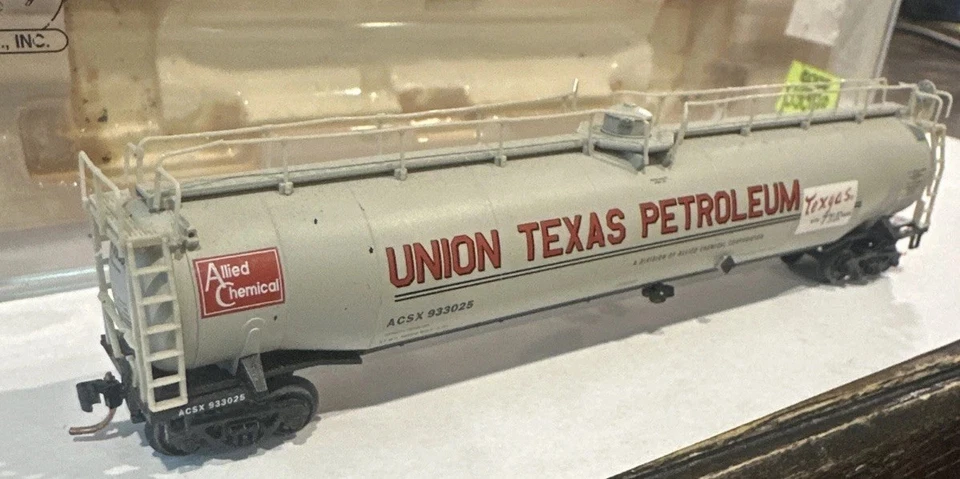 N Atlas 33,000 Gallon Tank Car Train #37082 Union Texas Petroleum See Desc - Image 1 of 4