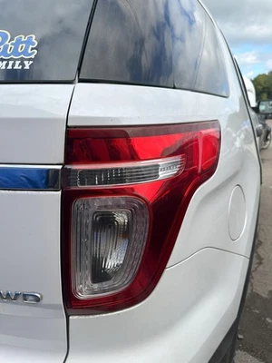 Conjunto de luz trasera derecha usado se adapta a: Ford Explorer 2013 sin equipamiento policial rojo L Foto 1 de 4