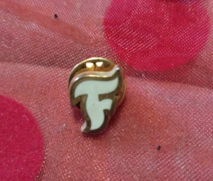PINS PIN'S VINTAGE LETTRE F COLLECTOIN SUCCES - Foto 1 di 4