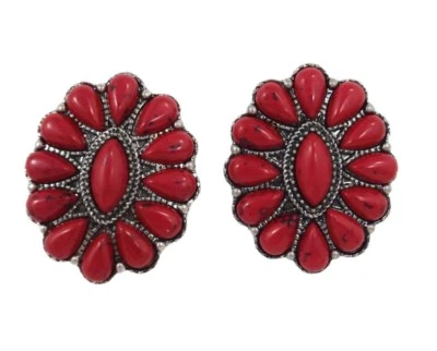 Aretes pequeños con racimo de piedra Howlita de flor de calabaza occidental Foto 1 de 4