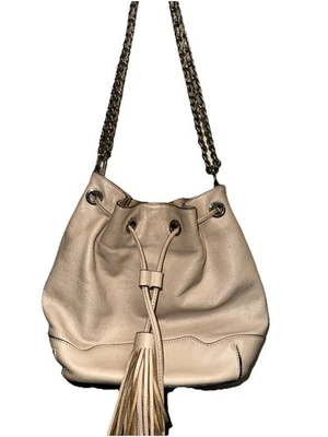 Bolso cubo de cuero beige Rebecca Minkoff correa de cadena borla Foto 1 de 4