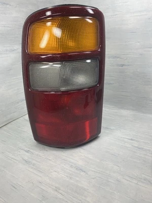 Luz trasera GMC Yukon XL Suburban Tahoe 2000-2006 lado del conductor 16525375 OEM Foto 1 de 4