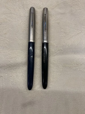 2 plumas estilográficas Parker una negra y otra azul oscuro con cubiertas plateadas Foto 1 de 4
