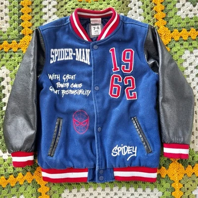 Chaqueta Bomber COTTON ON Big Boys Licencia Spider-Man Letterman Talla 7-8 Usada en Excelente Condición Foto 1 de 4