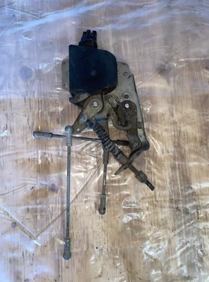 Mercedes-Benz 300D 1977-1985 diésel OEM válvula de control de vacío y acoplamiento del acelerador Foto 1 de 4