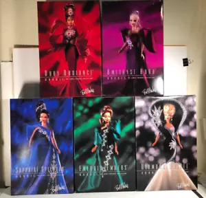 SET 5 BARBIE BOB MACKIE COLLEZIONE ESSENZA GIOIELLO nuove con scatole - Foto 1 di 12