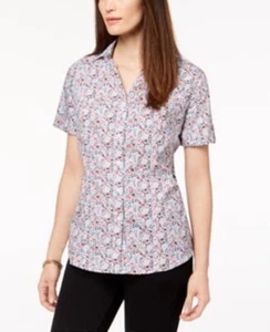 Blusa Karen Scott para mujer blanca azul roja floral con cuello en V abotonada, - Imagen 1 de 2