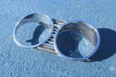 1966 Chrysler Newport RIGHT HEAD LIGHT BEZEL Good Used Original Foto 1 de 4