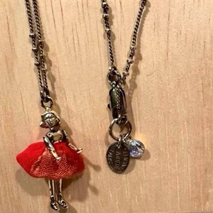 Servane Gaxotte Handarbeit Puppe Anhänger Halskette roter Rock - selten einzigartig - Bild 1 von 8