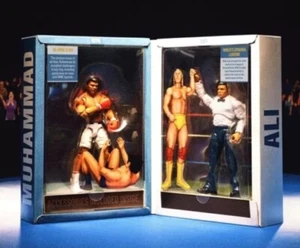 Mattel Creations WWE Ultimate Edition Set Modellini Muhammad Ali arbitro - Foto 1 di 10