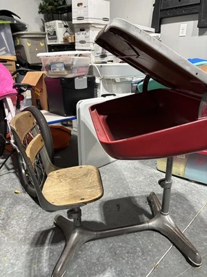 Escritorio antiguo vintage de madera metal años 1900 de la vieja escuela Foto 1 de 4