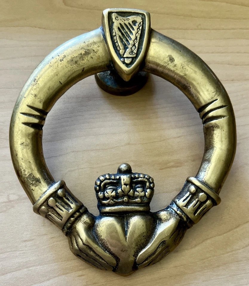 复古 Door Knocker Irish Claddagh 黄铜金色饰面手心形凯尔特设计 — 第 1/1 张图片