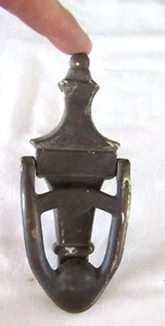 "Llamador antiguo de puerta de latón liso en forma de urna 6 1/4" - Imagen 1 de 5
