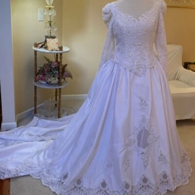 ALFRED ANGELO WHITE WEDDING GOWN AND WEDDING VEIL, 28" WAIST, 36" BUST - Image 1 of 4