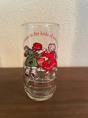 Vidrio vintage 1977 Coca Cola Holly Hobbie Navidad patinadores sobre hielo envío gratuito Foto 1 de 4