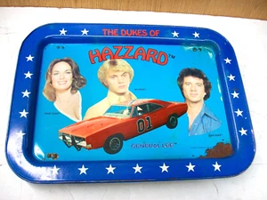 Bandeja de regazo de TV de metal vintage 1981 The Dukes of Hazzard Bo Luke Daisy General Lee - Imagen 1 de 8