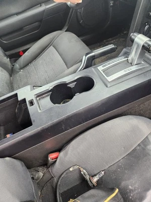 ⚡️Billet 2005-2009 Ford Mustang consola central palanca de cambios bisel portavasos negro Foto 1 de 4