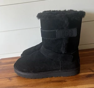 Bota UGG Bailey Gráfica Logo Correa Negra Para Mujer Talla 9 1137074 - Imagen 1 de 9