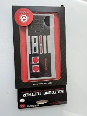Nueva Caja Bumkins Nintendo NES Controlador de Juego Silicona Mordedor de Bebé Sellado Foto 1 de 2