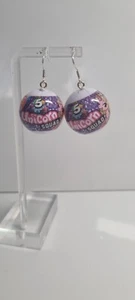 Par de Pendientes Cápsula Sorpresa Púrpura Escuadrón Unicornio Hechos a Mano 4 cm Fiesta Diversión - Imagen 1 de 3