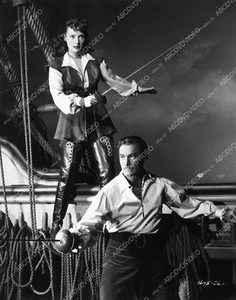2528-027 Maureen O'Hara Errol Flynn swords drawn film Against All Flags 2528-27 - Picture 1 of 1