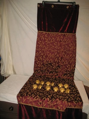 Elegante cortina de ducha granate y dorado con clips de carcasa dorada Foto 1 de 4