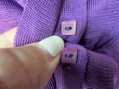 CHALECO CÁRDIGAN SUÉTER CHANEL RUNWAY 7~CHANEL PARIS~LOGO BOTÓN PÚRPURA 42 Foto 1 de 4