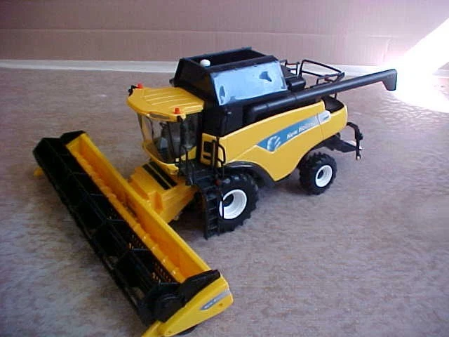 1/32 Ertl Tomy New Holland CR8090 DieCast Combine - Image 1 of 4