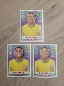 3x 2022 Panini FIFA World Cup Qatar Album Sticker Raphinha Brasile BRA 18 - Foto 1 di 2
