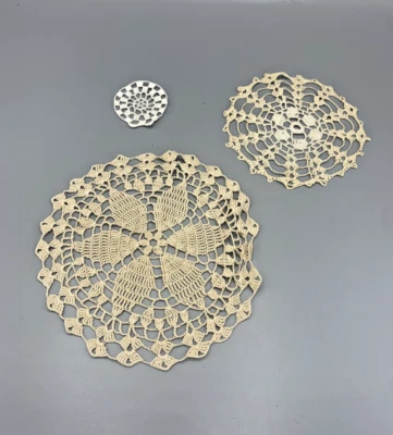 Lot de 3 napperons ancien brodés main - mercerie couture tissu vintage - Photo 1/4