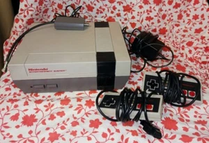 Nintendo NES-001 1985 sistema de juegos 2 controladores cubierta de control interruptor cable de alimentación - Imagen 1 de 11