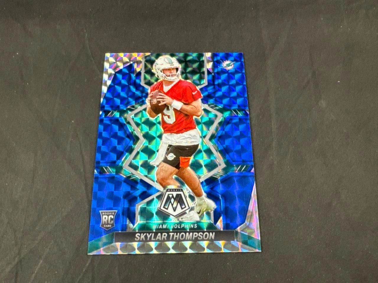 2022 PANINI MOSAIC FOOTBALL SKYLAR THOMPSON ROOKIE BLUE 54/99 #366 DOLPHINS