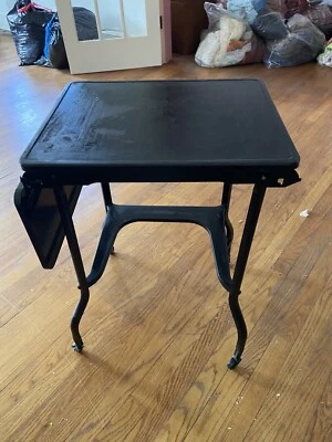 Mesa de máquina de escribir vintage de metal de mediados de siglo Foto 1 de 3