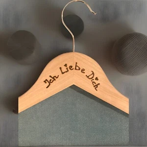 Kleiderbügel Holz Persönliches Geschenk Love Geburtstag Liebe Valentinstag - Bild 1 von 4