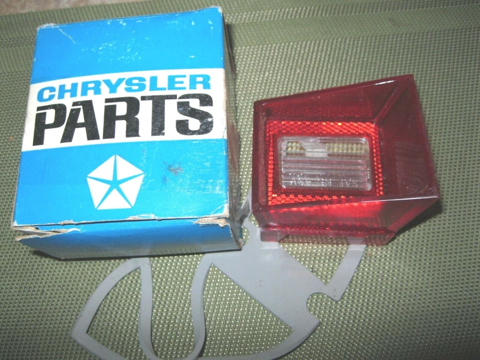 Lente de respaldo izquierda NOS MOPAR 1968 Plymouth Valiant, en caja, 2809113 Foto 1 de 1