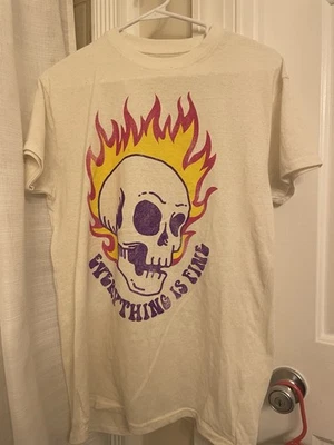 Camiseta Everything Is Fine Flaming Skull Gráfico Brisco Marcas Talla Mediana Nueva Sin Etiquetas Foto 1 de 4