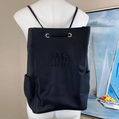 Saks Fifth Avenue Mochila Pequeña Nylon Negro Foto 1 de 4