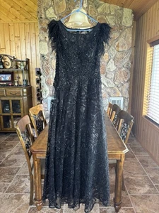 20296 Mac Duggal Ostrich Feathers Lace Sequin Long Black Gown Size 8 - Picture 1 of 10