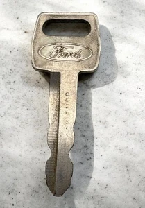 Oldtimer silberfarben Ford Autoschlüssel Familie feiner Autos quadratischer Kopf - Bild 1 von 7