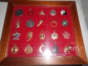 COLECCION COMPLETA 20 AMULETOS DEL MUNDO + EXPOSITOR MADERA Y CRISTAL NUEVO - Imagen 1 de 9