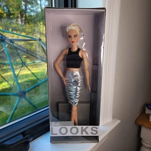 NUEVA MUÑECA 2021 Barbie Looks #8 Hecha para Moverse Posable Rubia Corte Pixie Mattel HCB78 - Imagen 1 de 11