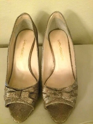 Caparros 女式金色珠光前弓露趾凉鞋 9.5 B 码 — 第 1/4 张图片