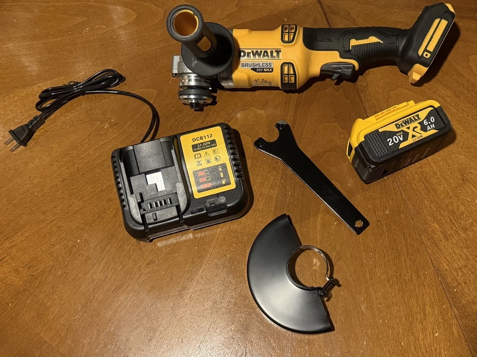 Бесщеточная угловая шлифовальная машина DeWalt DCG414 XR 20 В макс. 125 мм с аккумулятором и зарядным устройством - Изображение 1 из 1